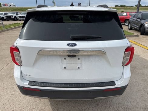 Used 2021 Ford Explorer XLT w/ Equipment Group 202A image 9
