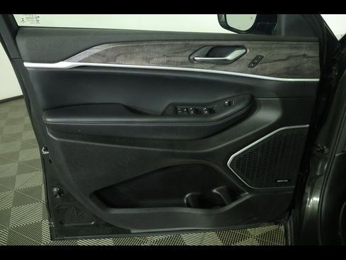 Used 2022 Jeep Grand Cherokee L Limited image 24