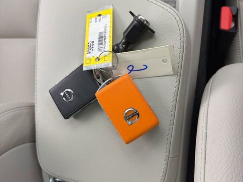 Used 2023 Volvo XC90 B6 Plus image 36