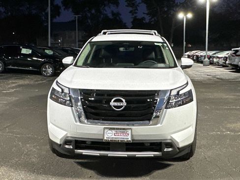 New 2025 Nissan Pathfinder SL image 2