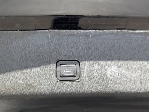 Used 2023 Chevrolet Traverse LT image 30