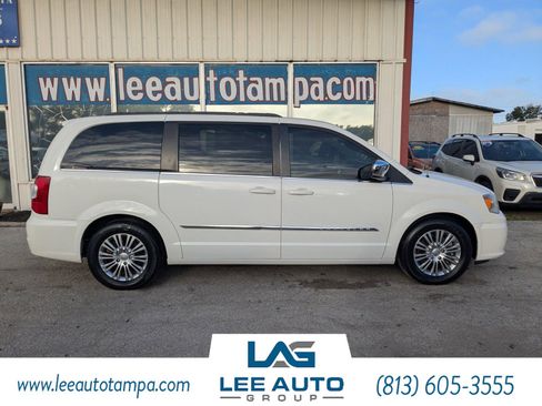 Used 2013 Chrysler Town & Country Touring-L image 3