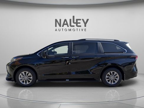 Used 2025 Toyota Sienna XLE FWD image 3