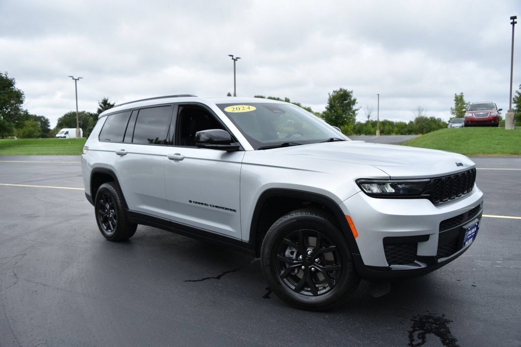 Used 2024 Jeep Grand Cherokee L Laredo AWD/4WD image 2