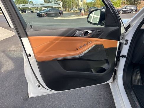 Used 2022 BMW X7 xDrive40i w/ Premium Package image 9