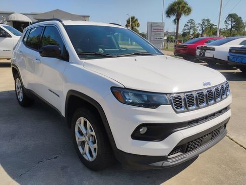 Used 2024 Jeep Compass Latitude AWD/4WD image 3