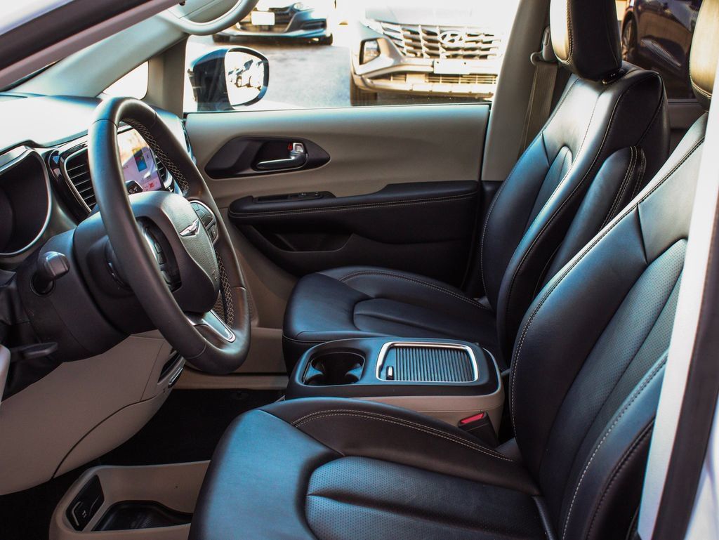Used 2024 Chrysler Pacifica Touring-L FWD image 29