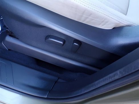 Used 2023 Subaru Ascent Premium w/ Convenience Package image 17