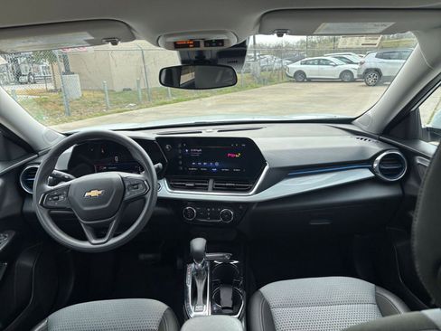 Used 2025 Chevrolet Trax LT image 32