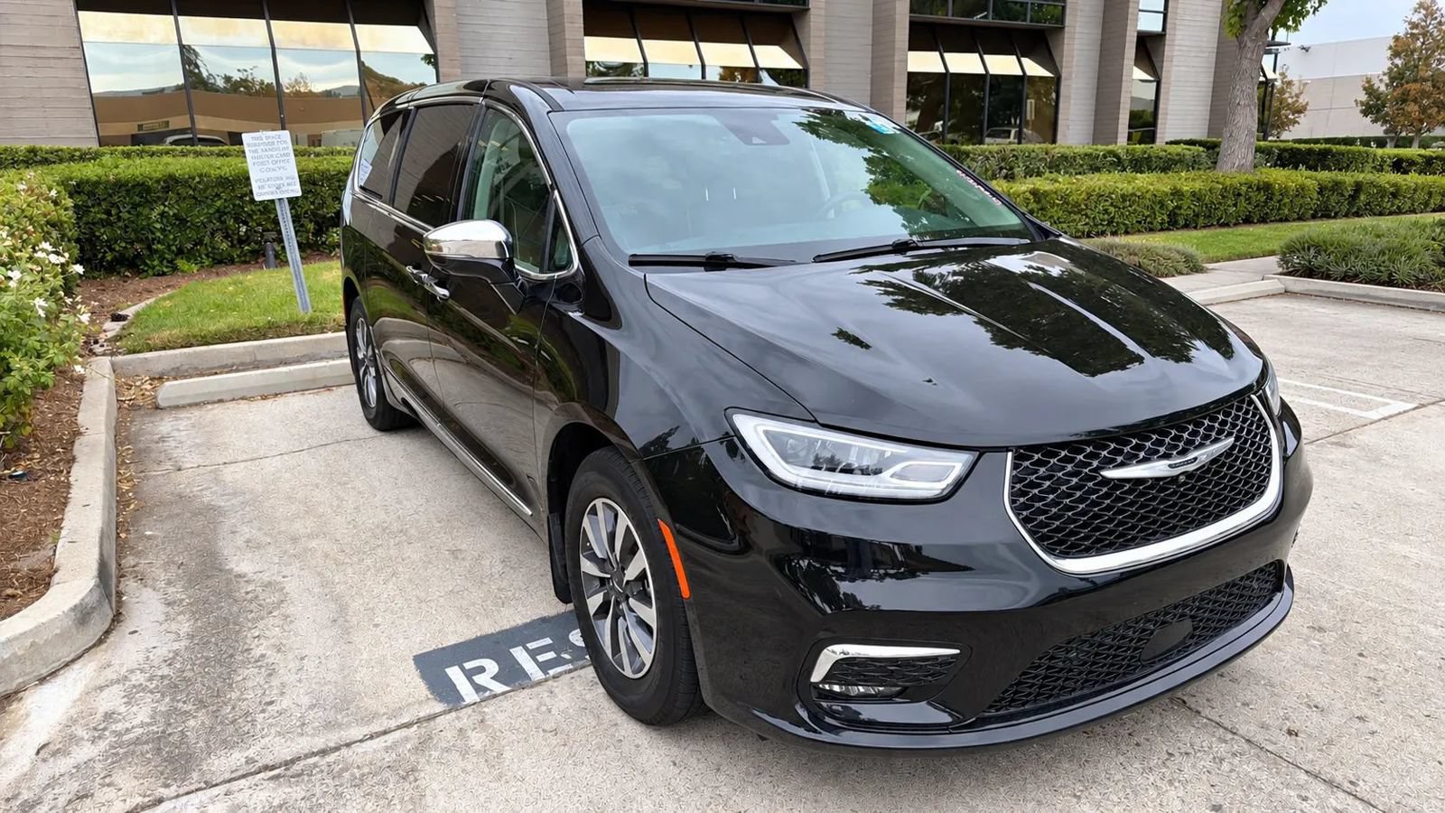 Used 2022 Chrysler Pacifica Limited w/ Uconnect Theater Family Group FWD image 1