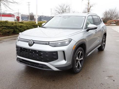 Used 2025 Volkswagen Tiguan SE w/ Panoramic Sunroof Package AWD/4WD image 9