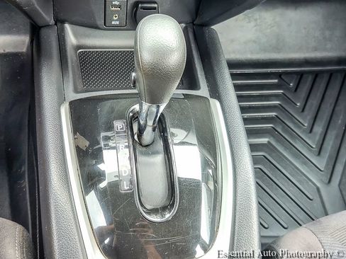Used 2015 Nissan Rogue S AWD/4WD image 13