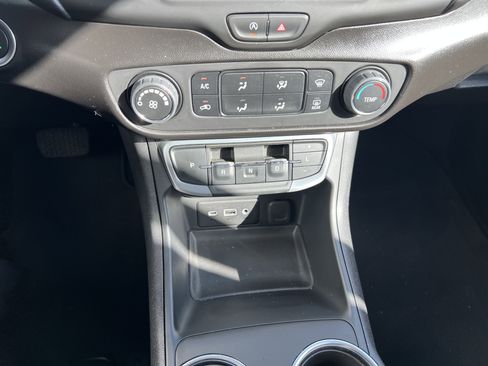 Used 2024 GMC Terrain SLE image 23