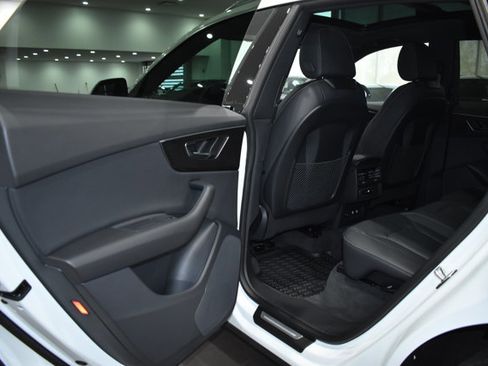 Used 2025 Audi Q8 Premium image 34