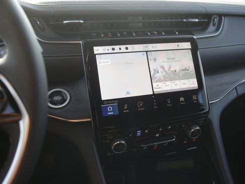 New 2022 Jeep Grand Cherokee Overland w/ Luxury Tech Group IV image 14