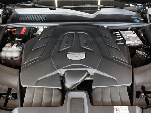 Certified 2023 Porsche Cayenne Platinum Edition image 25