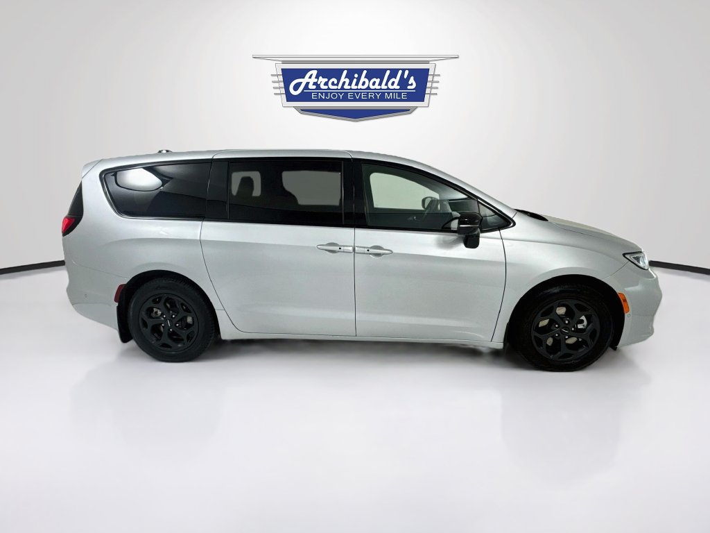 Used 2023 Chrysler Pacifica Limited w/ S Appearance Package FWD image 9