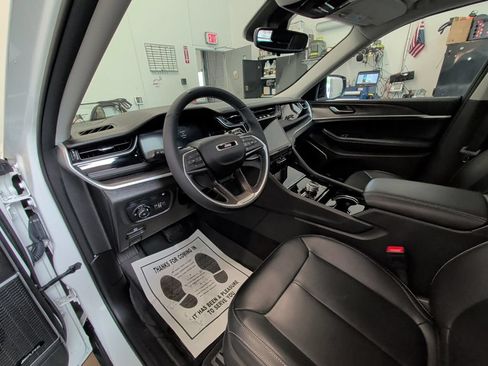Used 2023 Jeep Grand Cherokee 4WD 4xe image 11