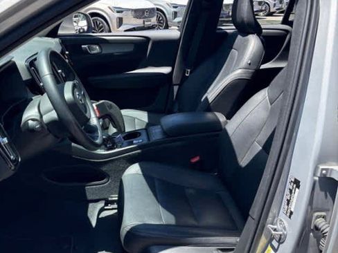 Used 2024 Volvo XC40 B5 Core w/ Climate Package AWD/4WD image 2