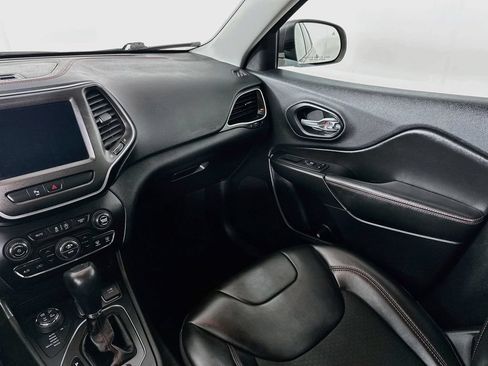 Used 2019 Jeep Cherokee Trailhawk w/ Cold Weather Group AWD/4WD image 30