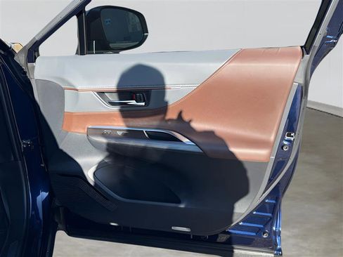 Used 2021 Toyota Venza Limited image 31