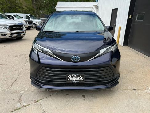 Used 2023 Toyota Sienna LE AWD/4WD image 3