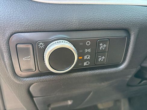Used 2023 Ford Explorer XLT AWD/4WD image 10