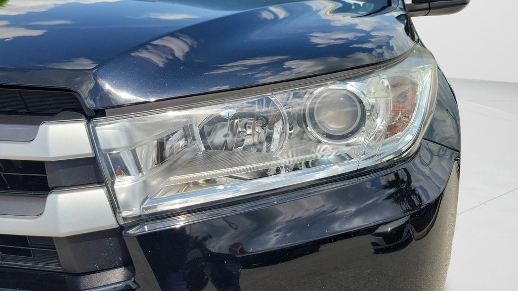 Used 2019 Toyota Highlander XLE AWD/4WD image 24