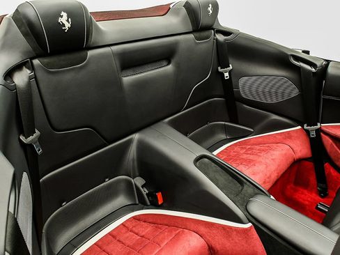 Used 2025 Ferrari Roma Spider RWD image 20