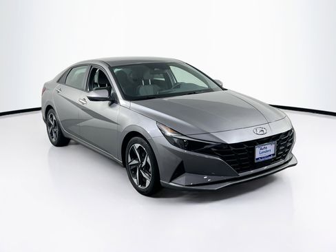 Used 2023 Hyundai Elantra SEL w/ Convenience Package FWD image 3