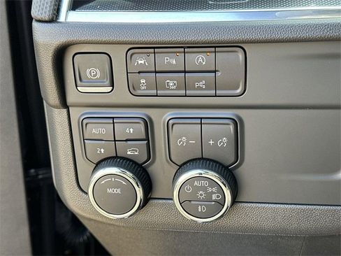 Used 2025 Chevrolet Suburban RST image 17