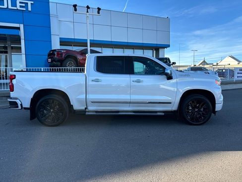 Used 2022 Chevrolet Silverado 1500 High Country w/ Technology Package image 6