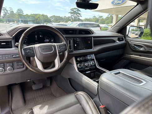 Used 2022 GMC Yukon XL Denali w/ Denali Premium Package AWD/4WD image 11