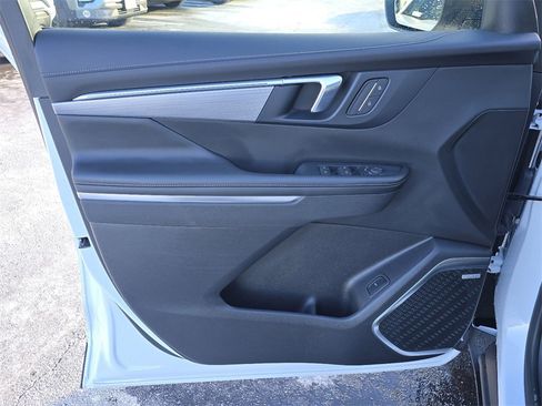 Certified 2025 Buick Enclave Preferred image 11