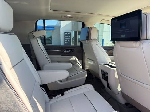 Used 2024 GMC Yukon XL Denali w/ Advanced Technology Package image 9