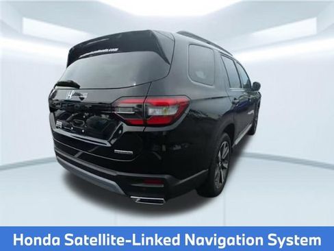 Used 2025 Honda Pilot Touring image 2