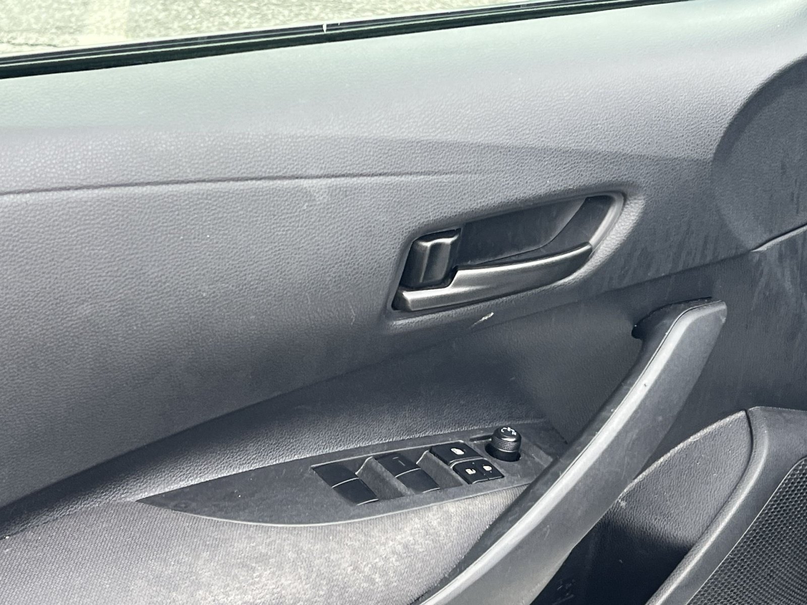 Used 2025 Toyota Corolla LE FWD image 13
