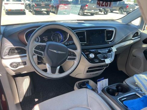 Certified 2017 Chrysler Pacifica Limited image 4