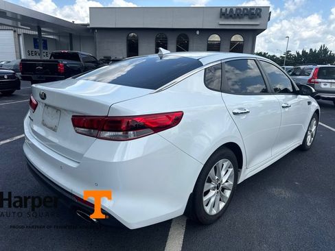 Used 2018 Kia Optima LX w/ 17" Alloy Wheels Package FWD image 5