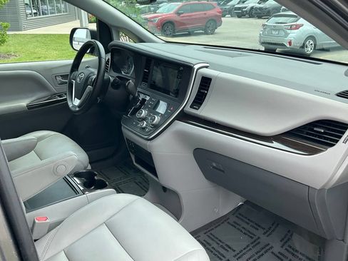 Used 2015 Toyota Sienna XLE AWD/4WD image 16