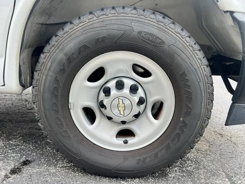 Used 2020 Chevrolet Express 2500 RWD image 12