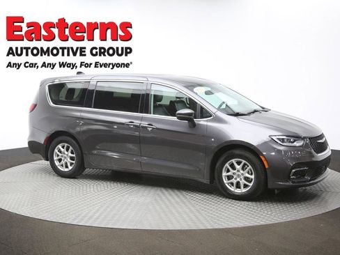 Used 2023 Chrysler Pacifica Touring-L image 49