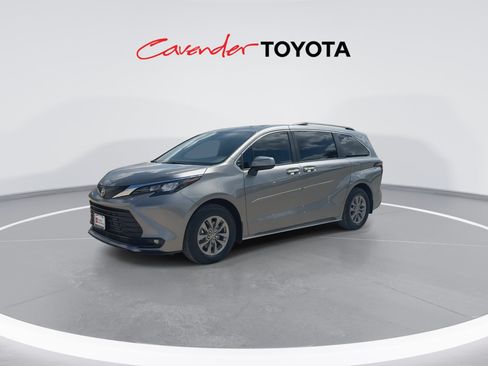 Certified 2026 Toyota Sienna XLE FWD image 4