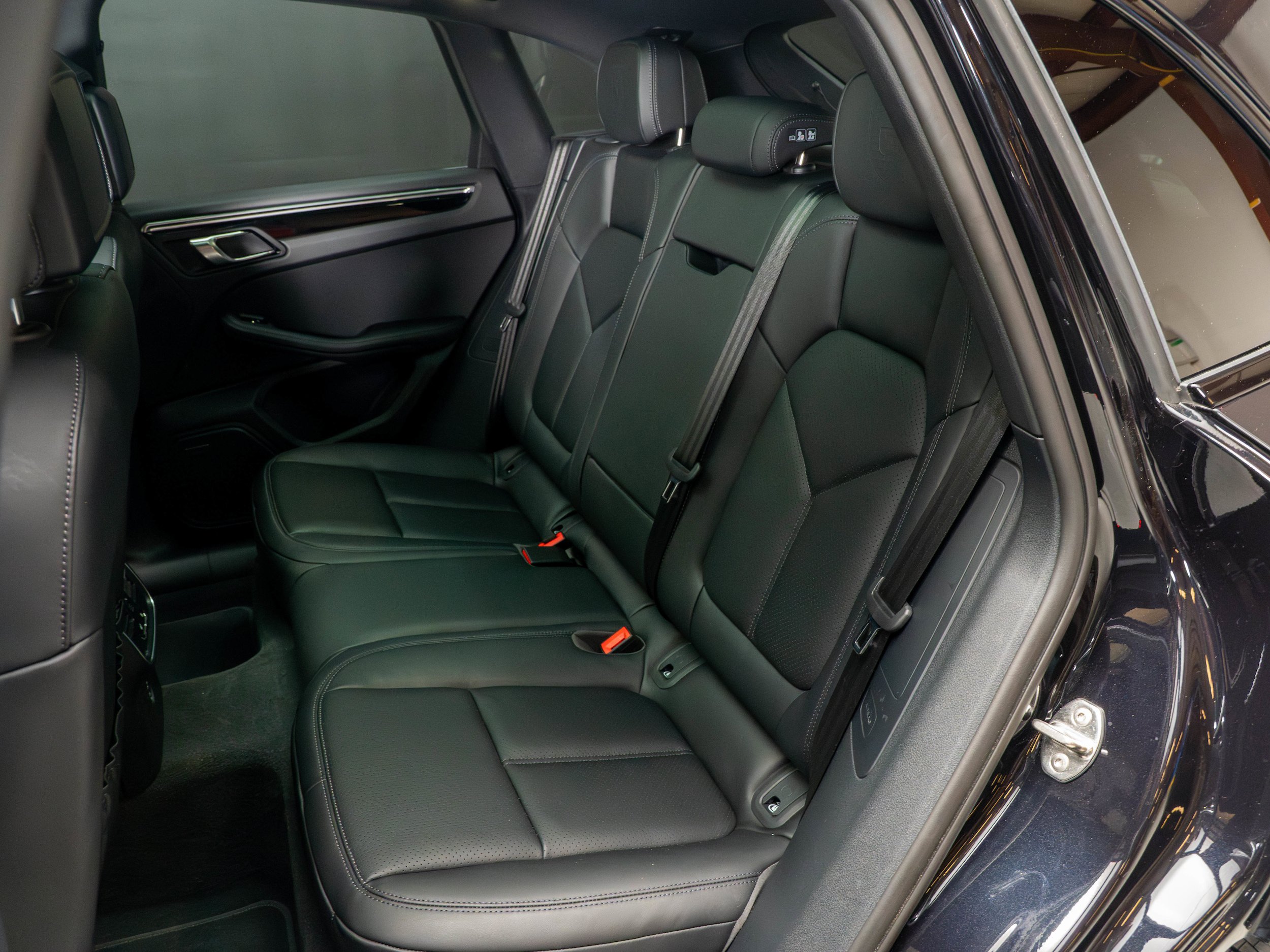 Certified 2025 Porsche Macan AWD/4WD image 36