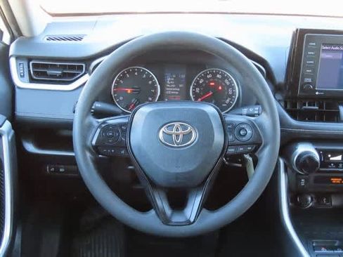 Used 2022 Toyota RAV4 LE image 17