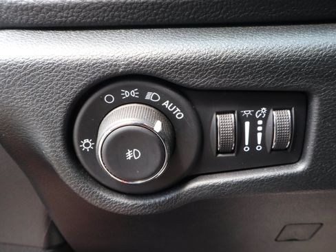 Used 2025 Chrysler Pacifica Limited FWD image 16