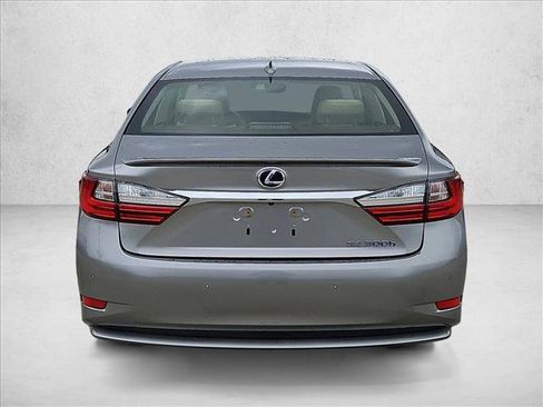 Used 2017 Lexus ES 300h w/ Luxury Package image 6
