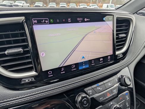 Used 2024 Chrysler Pacifica Select image 22