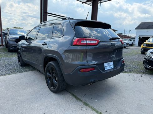 Used 2018 Jeep Cherokee Latitude w/ Altitude Package image 4