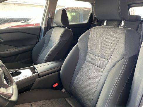 Used 2025 Nissan Rogue SV image 47